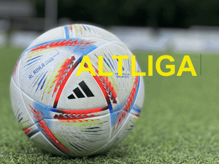 Fußball mit der Aufschrift Altliga auf dem Rasen