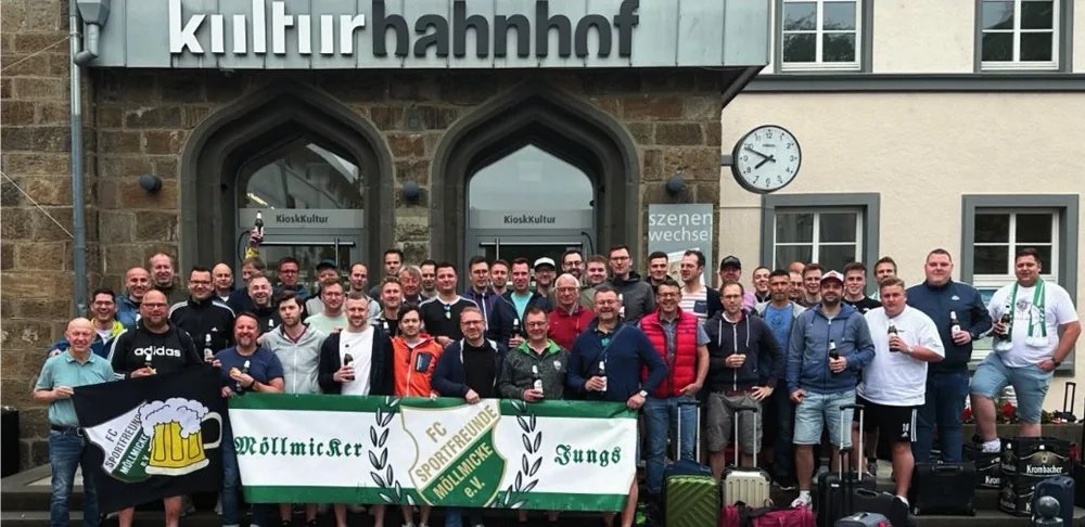 Die Reisegruppe des FC Möllmicke vor dem Bahnhof bei der Fahrt zur Erlanger Bergkirchweih