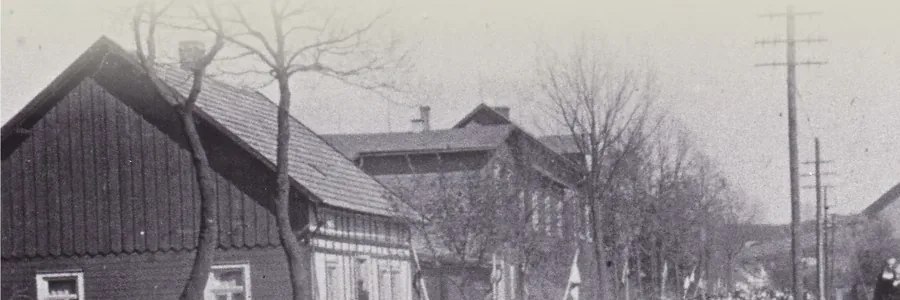 Historische Aufnahme von Möllmicke mit einer Menschenmenge auf der Dorfstraße