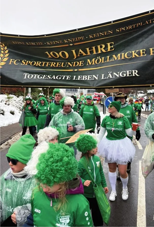 Fußgruppe des FC Möllmicke beim Karnevalsumzug in Schönau 2026 unter dem Motto Totgesagte leben länger