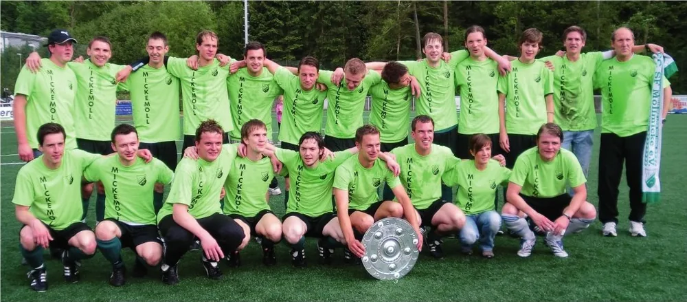 Die Meistermannschaft des FC Sportfreunde Möllmicke von 2011 mit der Meisterschale