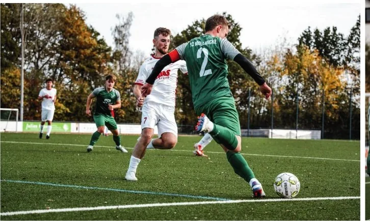 Spielszene aus der Kreisliga A: Ein Möllmicker Spieler beim Schuss